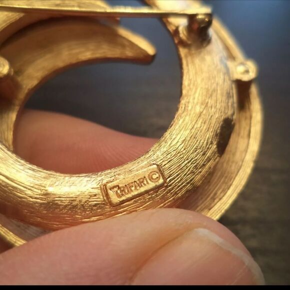 VINTAGE 1960'S CROWN TRIFARI SWRL BRUSHED GOLD PIN 1 7/8 EXCELLENT CONDITION - Picture 3 of 14